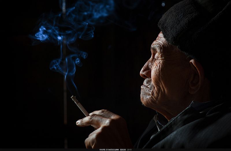 吸烟的大爷photo preview