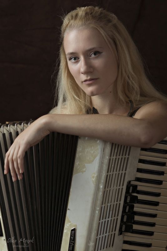 портрет, баян, девушка, лицо, глаза, руки, ноты, клавиши Валерияphoto preview