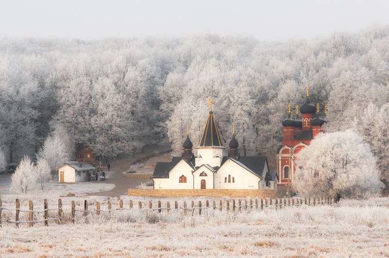 Зимний вид с южной стороны на Надкладезную часовню и купель Святого источника Иоанно-Богословского монастыря в селе Пощупово Рыбновского района Рязанской области.photo preview
