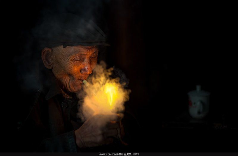 点烟的老人photo preview