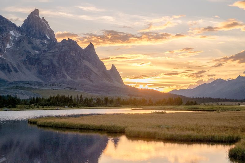 Canada, Alberta, Jasper, Tonquin, mountains Последние лучи дняphoto preview