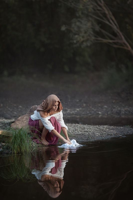 девушка , испанка , красивая, стирает белье, река испанкаphoto preview