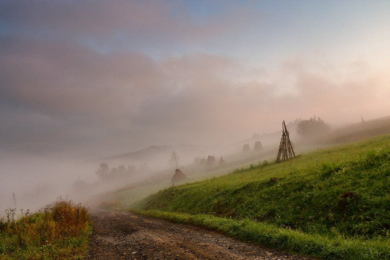 Горы, Карпаты, Осень, Рассвет, Сентябрь, Туман, Утро Сентябрьскими дорожкамиphoto preview