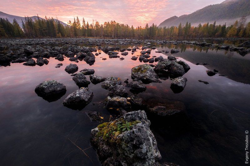 Бурятия, Камни, Лава, Мох, Озеро, Осень, Туман Рассвет над лавовым озером в Бурятииphoto preview