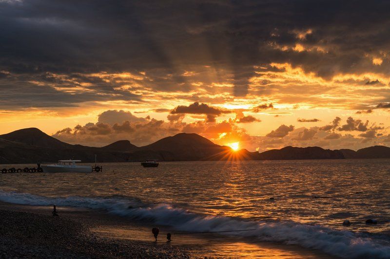 Накатывает медленно волна, мир замер в ожидании рассветаphoto preview