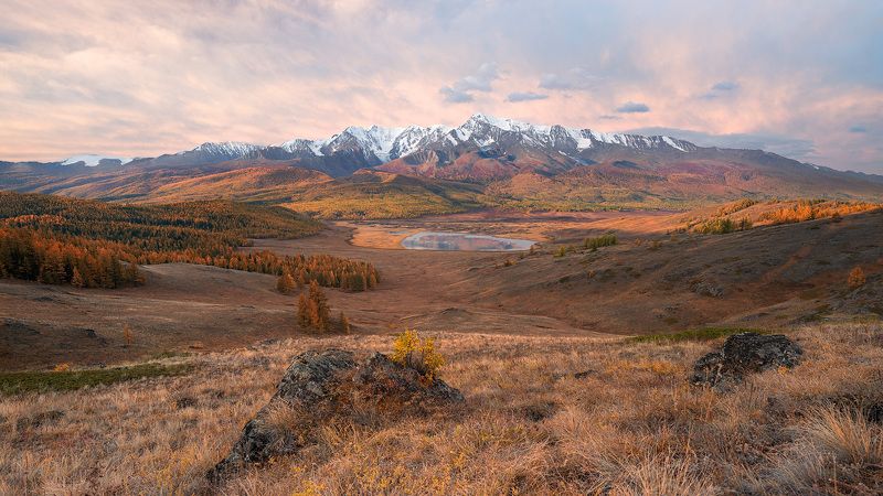 Сидя на красивом холме...photo preview