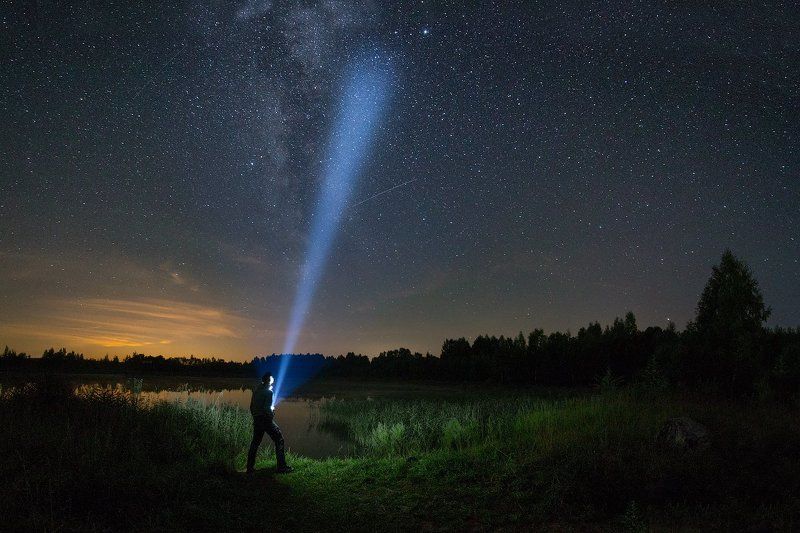 талдом  звезды спутник спутники фонарь астрономия астрофото ночь дмитров дубна кимры stars star astronony astrophoto Подмосковье Россия night light луч Тип с фонарём светит в небо фото превью