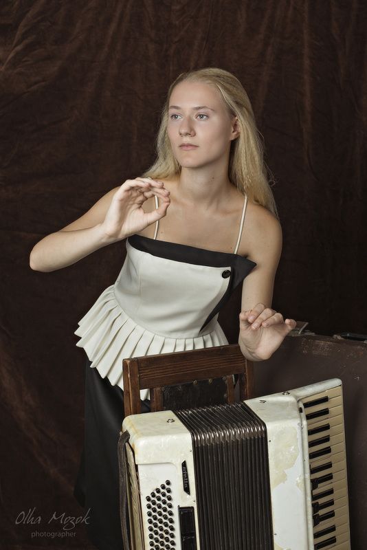 портрет, баян, девушка, лицо, глаза, руки, ноты, клавиши Валерияphoto preview