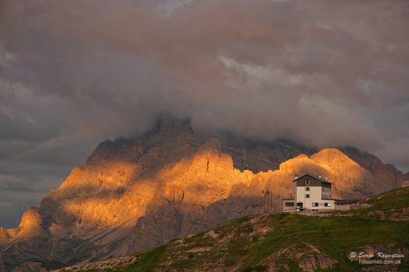 Альпы, Восход, Горы, Доломиты, Италия, Облака, Приют, Рассвет, Свет, Скалы Sunlit Dolomitesphoto preview