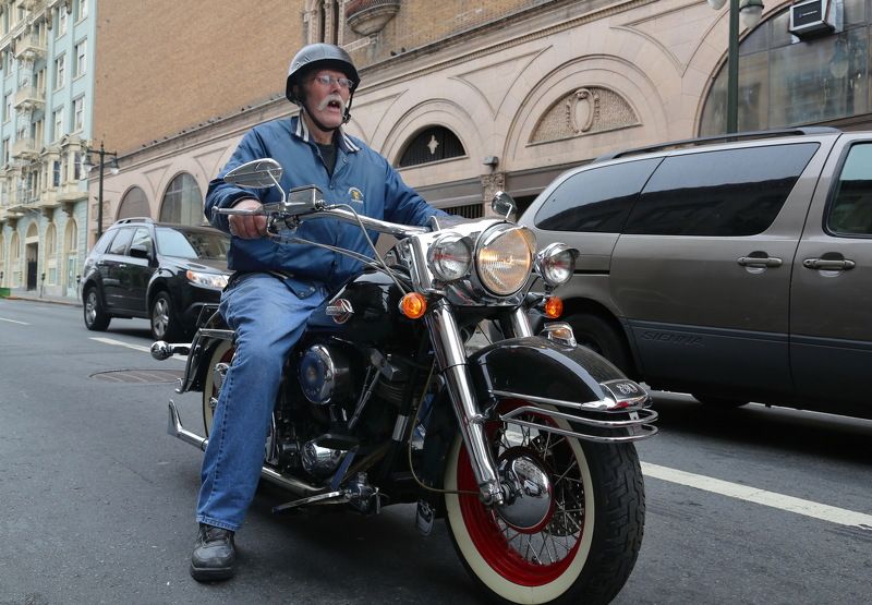 Макс ездит на своем \