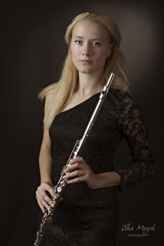 портрет, девушка, лицо, глаза, фотография, фотостудия, Полтава, фотограф, фотосессии, флейта, музыка Портрет девушки с флейтойphoto preview
