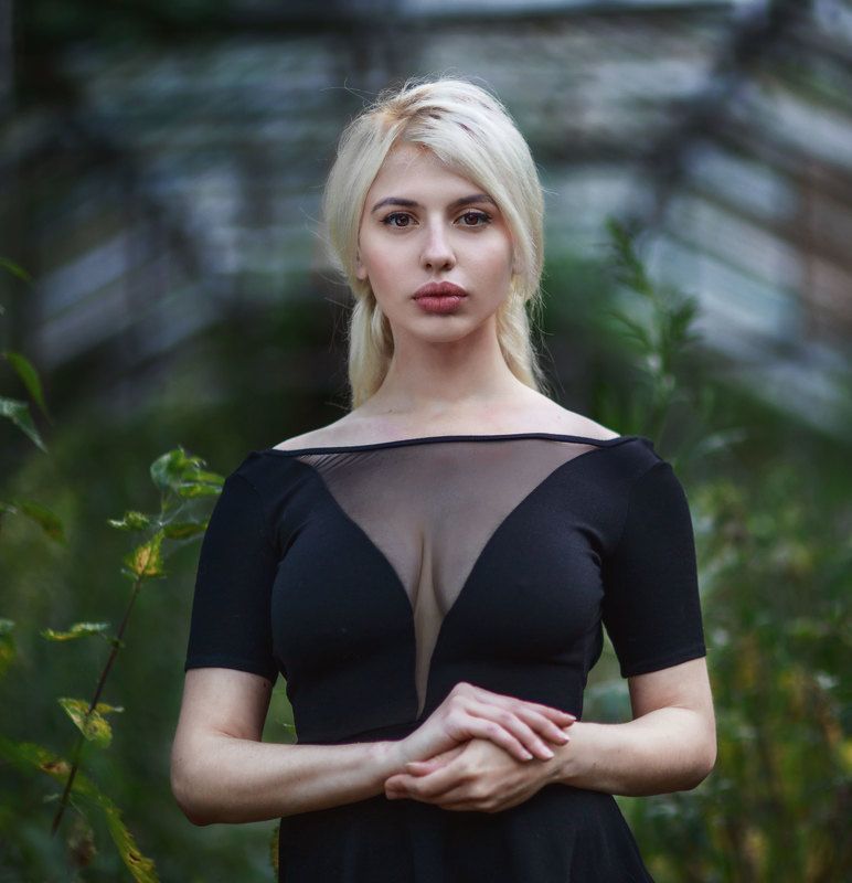 портрет девушки, декольте Аннаphoto preview