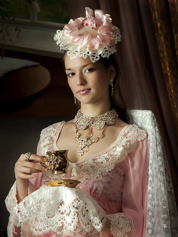 Портрет красивой девушки в розовомphoto preview