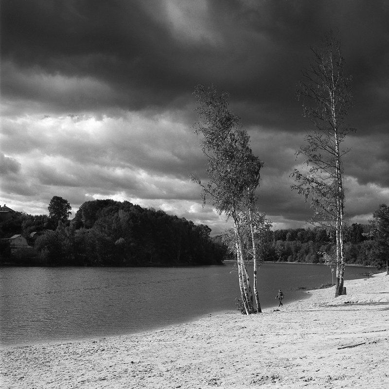 облака., осень., пляж., река. \