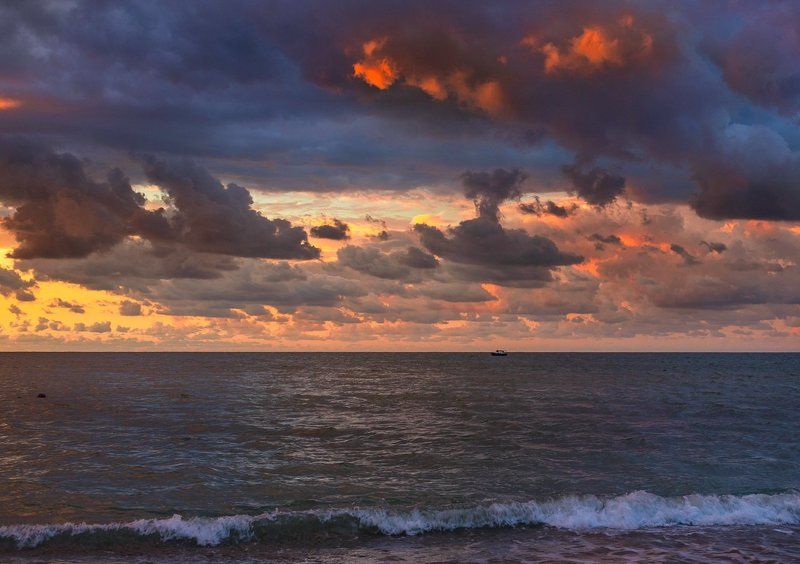 И обоймёт меня в глухом моём просторе на тысяч уст глаголящее море(М.Волошин)photo preview