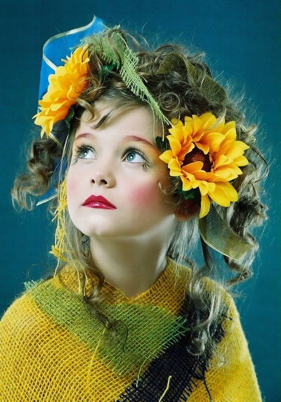 портрет,дети.взгляд,цветы куклаphoto preview