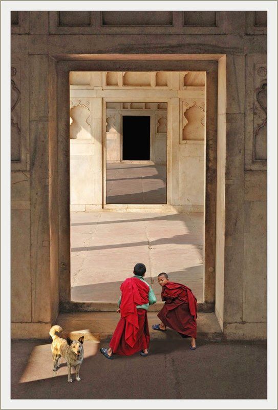 ангелы, рай, архитектура, фантазия, проход Два ангела, играющие у входа в рай фото превью