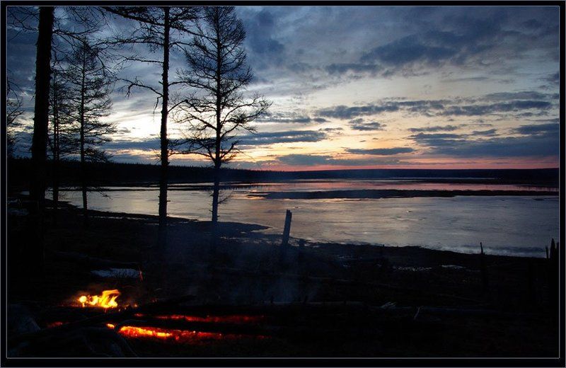 костёр, река, заря, весна Догорающий костёрphoto preview