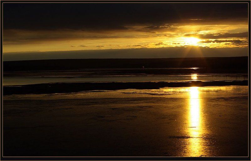 рассвет, тучи, река Тревожный рассветphoto preview