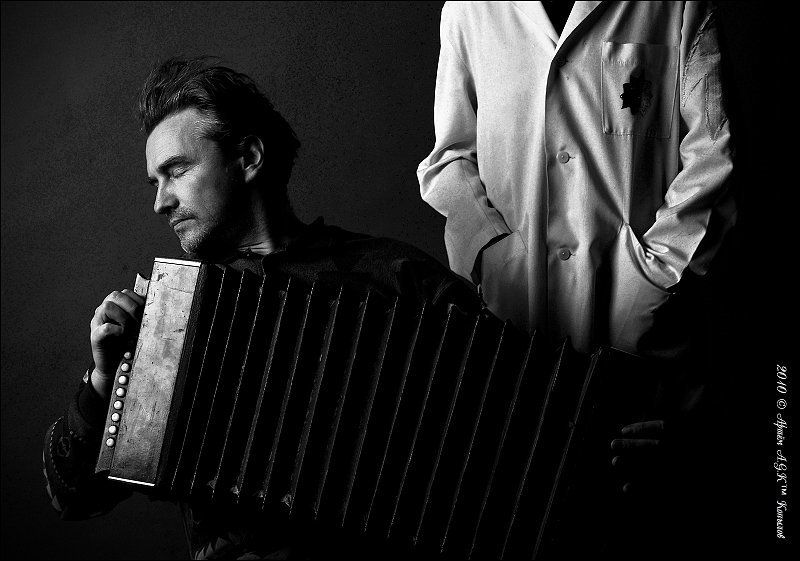 выборг, студия, гармонь, баян, аккордеон, врач, белый, халат, безумие, контроль Подконтрольное безумиеphoto preview