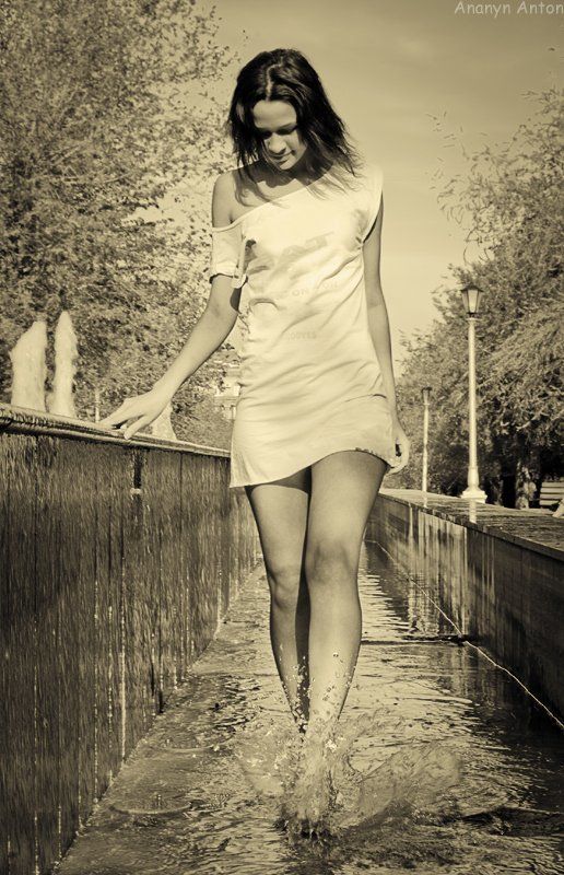 фонтан, брызги, девушка Беззаботностьphoto preview