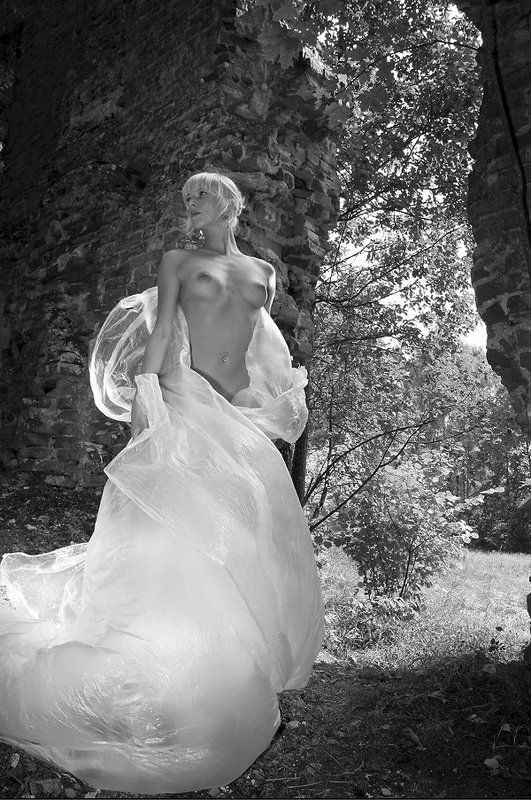 девушка,ню,замок,развалины,микус Новое платье королевыphoto preview