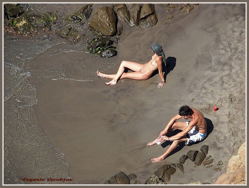 пляж.двое, поссорились Поссорилисьphoto preview