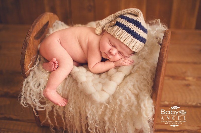 новорожденный, мальчик, шапочка ,фон, мех,кровать РОМАphoto preview
