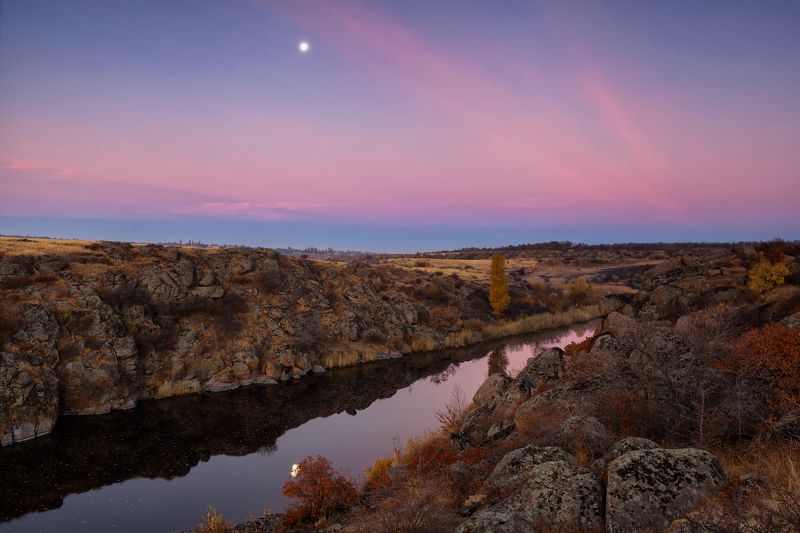 осень, небо, октябрь, луна, свет, река, рассвет, утро Ванильное небо октябряphoto preview