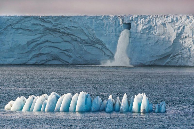 шпицберген, ледник, водопад, айсберг Таяние льдов Арктикиphoto preview