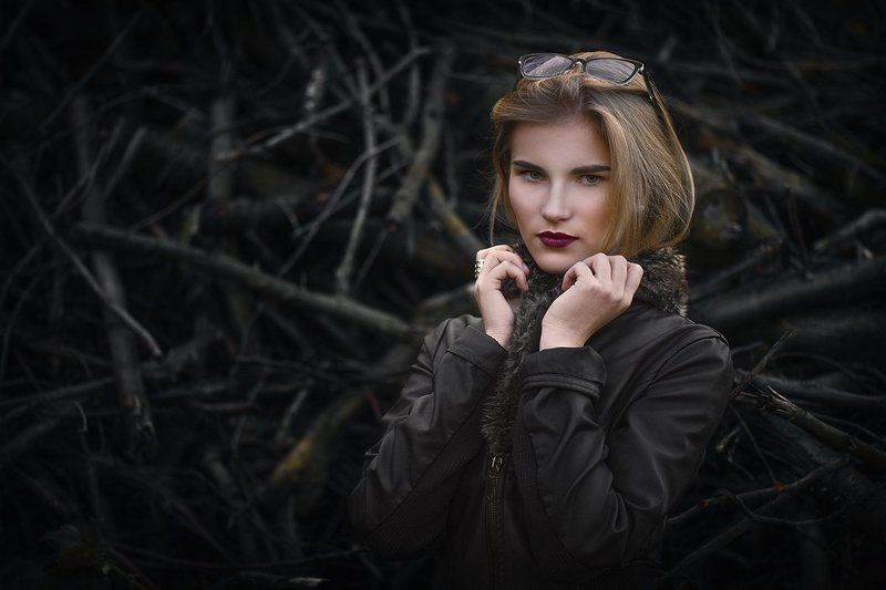 Осень, ветки, девушка,пленер, бурелом, за брошка,цвет, коричневый, очки,куртка, глаза, взгляд, прохладно,руки. Юля фото превью