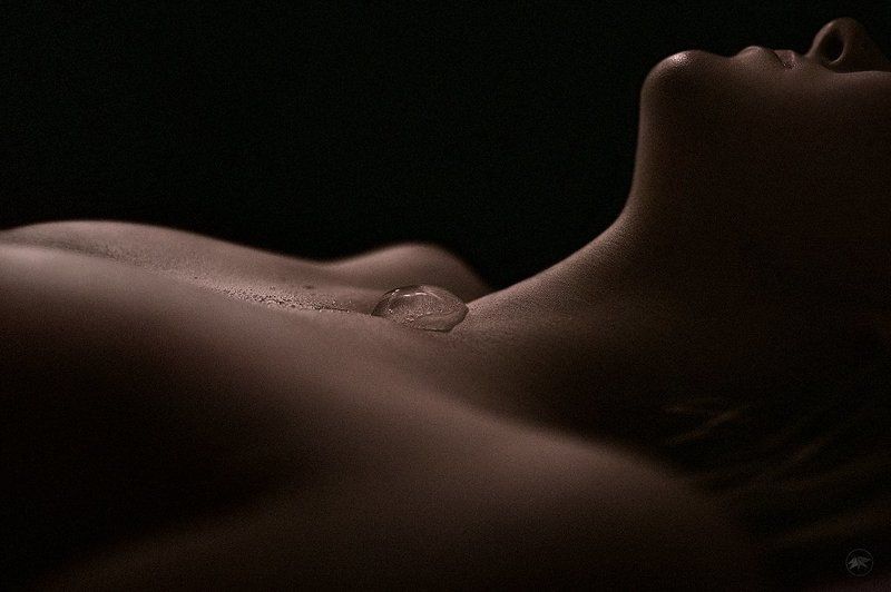 девушка, черное, лед, мокрая, кожа, темно, эротика, капли, линии, контровой, свет i c e фото превью