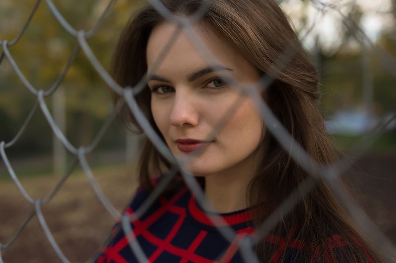 портрет, девушка, сквер, двор, сетка Подружка с моего двораphoto preview