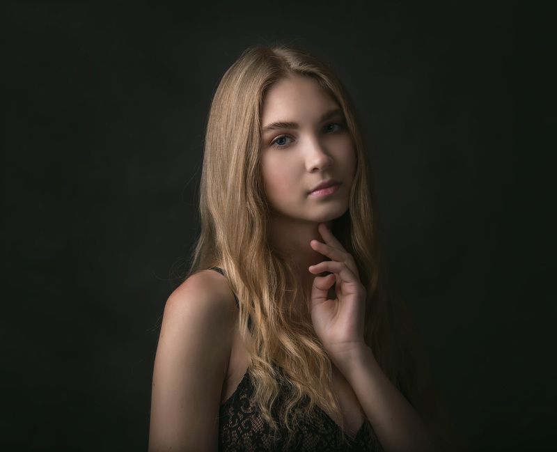 портрет девушки, студия, импульсный свет, Минск Алесяphoto preview