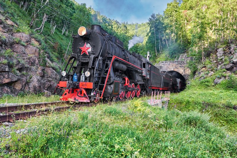 Паровоз на выезде из тоннеляphoto preview