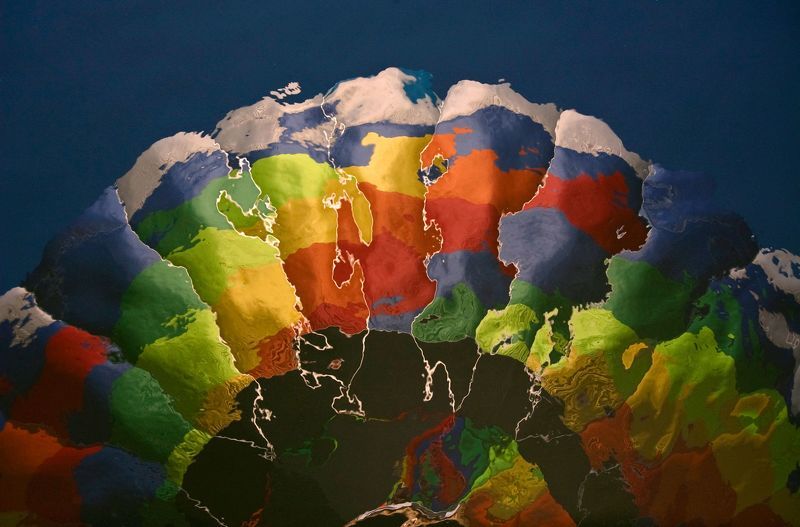 Отражение оболочки теплового аэростата в реке Ока.photo preview