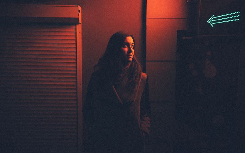 девушка, свет, красный, портрет In Redphoto preview