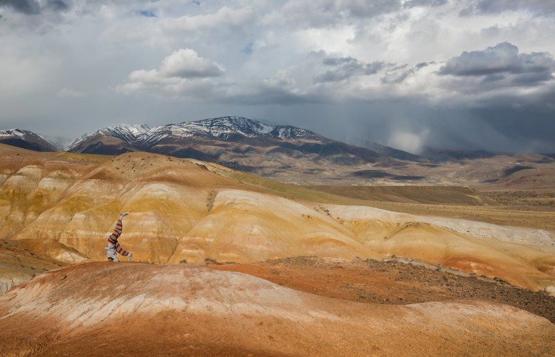 горы, цветная глина , непогода , тучи,алтай, кызыл-чин,марс, снег идет с ног на голову, из зимы в лето или марсианские хроники))))photo preview