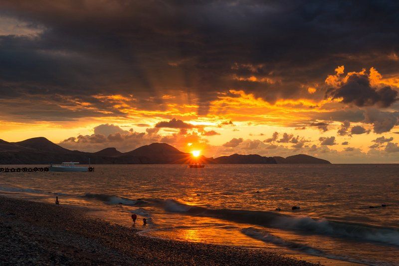 Нас лодка надежды качает. Да здравствует солнечный свет!photo preview