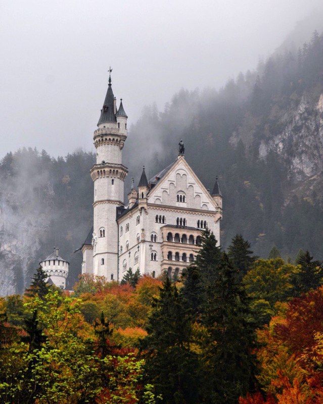 Сказочный Нойшванштайн в туманных горах, и осенних красках.photo preview