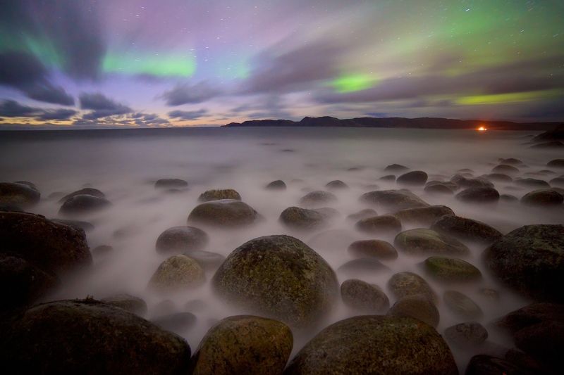 Ледовитый окаен полярное сияние валуны прибой ноь Краски северных морейphoto preview