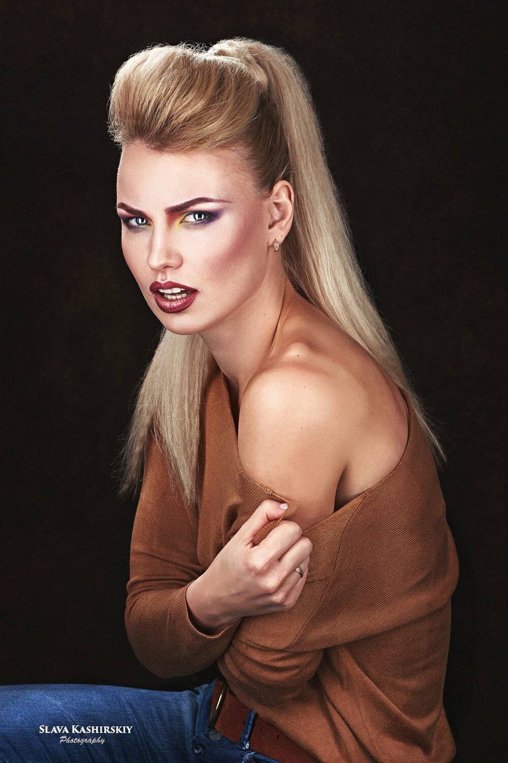 Alyona. Автор: Слава Каширский коричневый, синий, джинсы, водолазка, блондинка, Слава Каширский