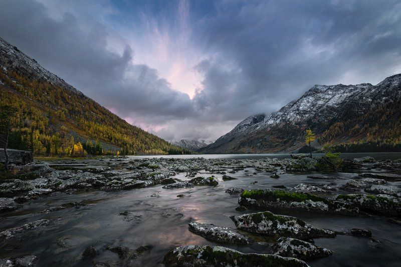 Алтай, Россия Среднее Мультинское озеро на закатеphoto preview