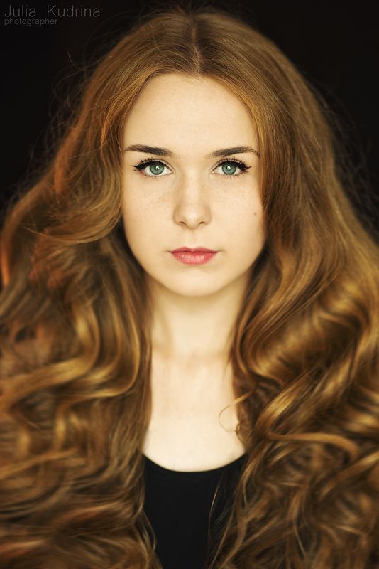 девушка золотые волосы локоны портрет глаза Настяphoto preview