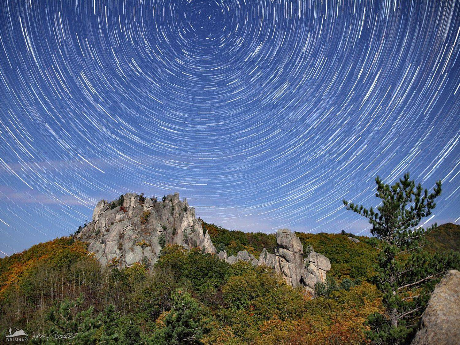 Парк Драконов. Цветные сны Каменного Исполина. Автор: Алексей Базуев паркдраконов, дальнийвосток, скалы, ночь, звезды, Алексей Базуев