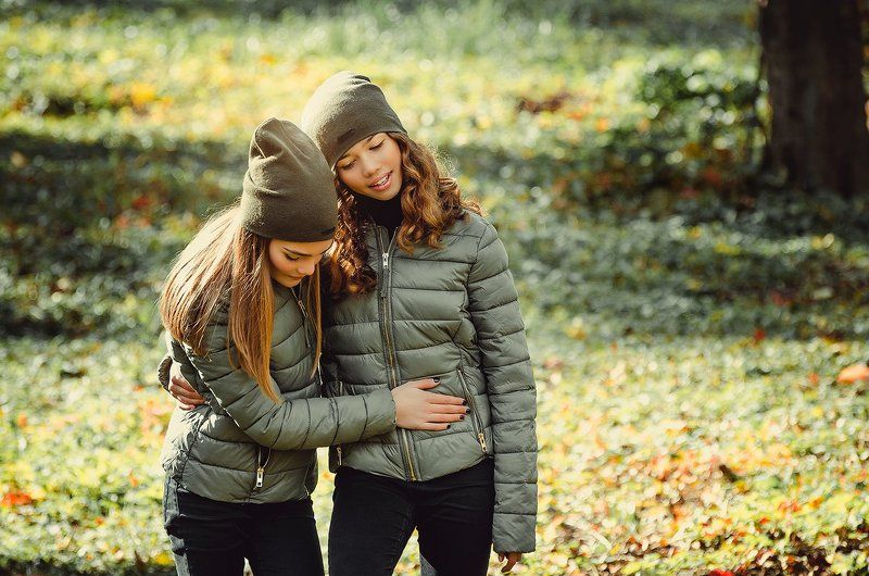 осень девушки прогулка лес sistersphoto preview