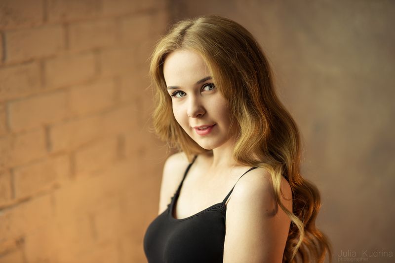 девушка золотые волосы локоны портрет Настяphoto preview