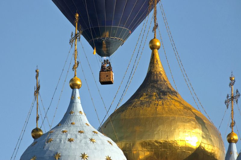 Тепловой аэростат Дианы Насоновой над куполами рязанского кремля.photo preview