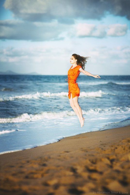 море, полет, девушка, левитация Полет над морем фото превью