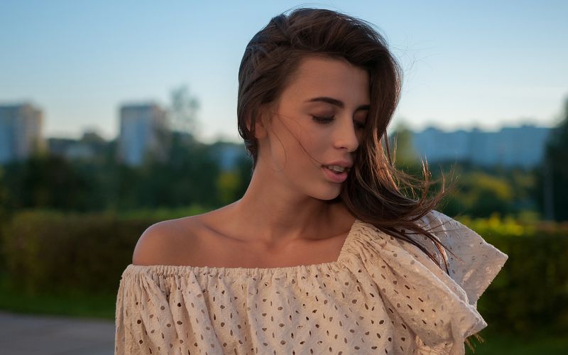 девушка, портрет, город Ветер в ее волосахphoto preview